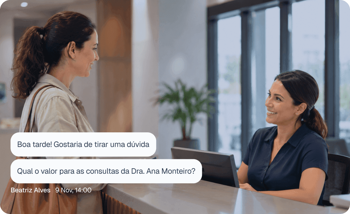 Recepcionista atendendo paciente na clínica