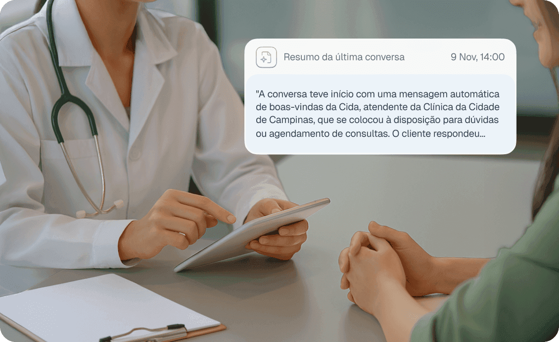 Médica atendendo paciente na mesa do consultório